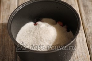 Клубничное варенье в мультиварке: Добавить сахар