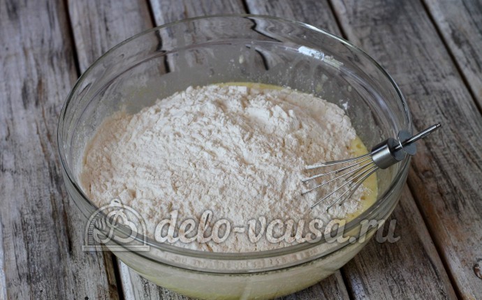 Медовый торт: Добавляем муку Медовый торт: Добавляем муку