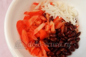 Салат с фасолью и помидорами: Соединить ингредиенты