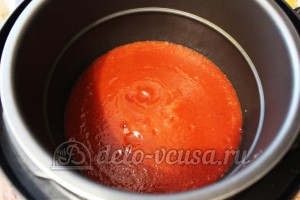 Мексиканский суп в мультиварке: Переливаем томаты в чашу мультиварки