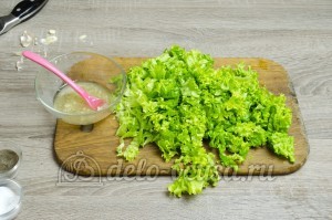 Листовой салат с чесноком: Промыть и просушить листья салата