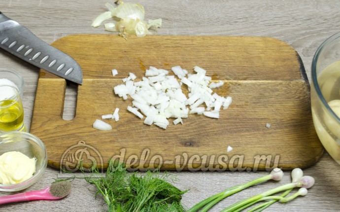 Молодая картошка с укропом: Репчатый лук порезать