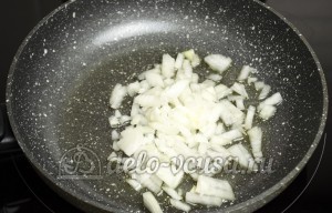Молодая картошка с укропом: Репчатый лук кладем на сковородку