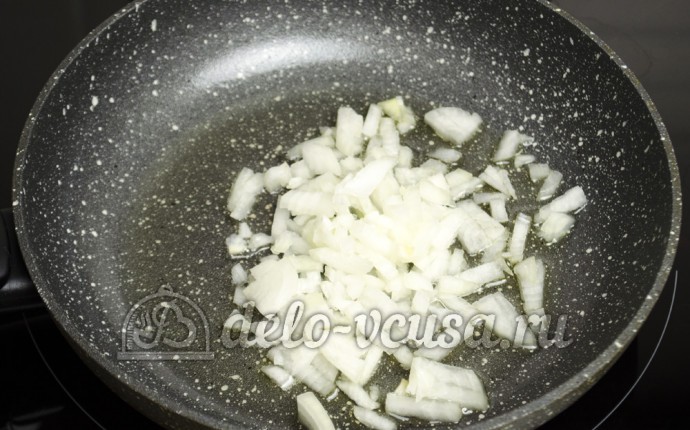 Молодая картошка с укропом: Репчатый лук кладем на сковородку