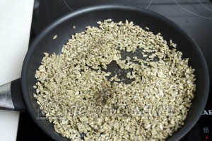 Жареные семечки подсолнуха: Добавляем молотый перце по вкус