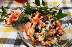 Салат с фасолью и помидорами