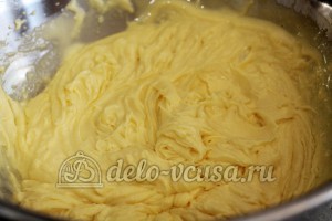 Киевский торт: Масло смешать с заварным кремом