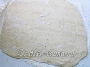Пицца с тунцом: Раскатываем тесто в очень тонкий пласт