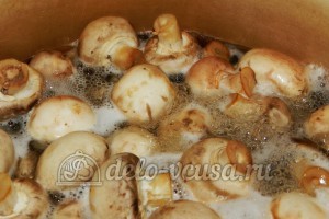 Маринованные шампиньоны: Отварить грибы