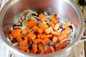 Тушеные овощи с мясом: Морковь крупно порезать