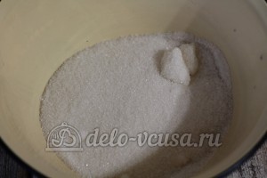 Компот из черной смородины: Сахар высыпать в отдельную емкость