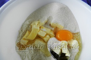 Банановый пирог: Добавить яйца, сахар, соль