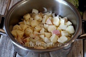 Тушеные овощи с мясом: Картошку очистить и крупно порезать