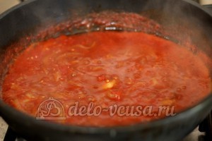 Перцы с томатной подливкой: Добавить томаты