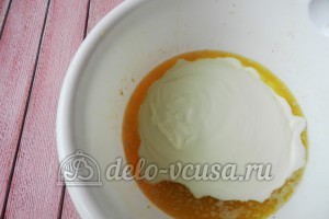 Пирог с яйцом и укропом: Добавляем сметану