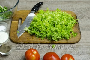 Салат из помидоров со сметаной: Листовой салат промыть и порезать