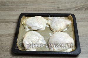 Курица в кефире: Курицу выкладываем на противень или на мангал