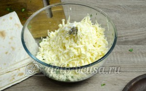 Лаваш с сыром и зеленью: Сыр натереть