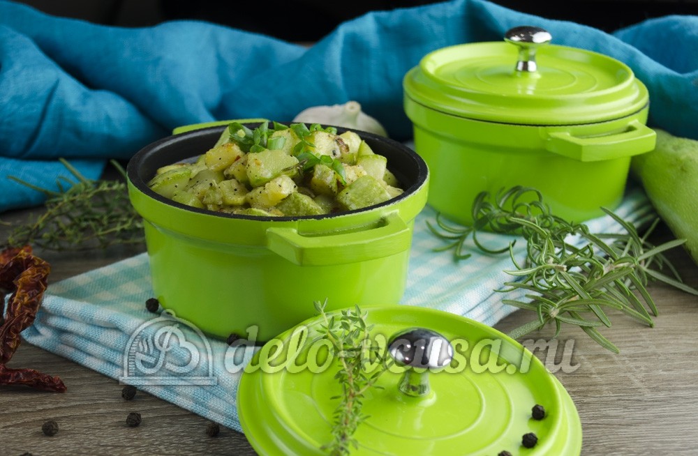 Жареные кабачки кубиками с чесноком