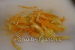 Салат фунчоза: Перец порезать тонкой соломкой
