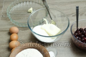 Пирог с вишней: Масло соединить с сахаром