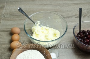 Пирог с вишней: Масло растереть с сахаром