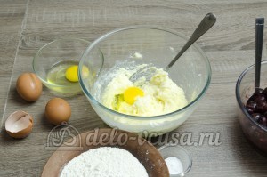 Пирог с вишней: В масляную смесь вводим по одному яйца