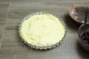 Пирог с вишней: Выкладываем тесто в форму