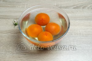 Икра из баклажанов: Залить помидоры кипятком