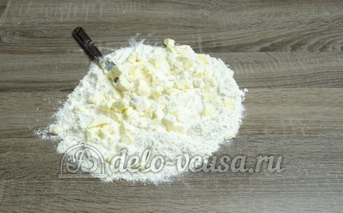 Пирог с черникой: Покрошить масло и муку ножом