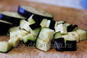Удон с овощами: Баклажаны порезать кубиками