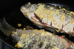 Рыба по-восточному: Кладем рыбу на сковородку