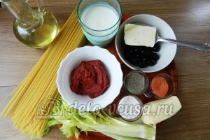 Макароны с томатным соусом и маслинами: Ингредиенты