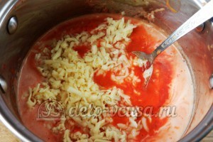 Макароны с томатным соусом и маслинами: Добавить сыр