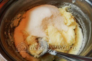 Пирог с вишней и творогом: Сахар соединить с манкой