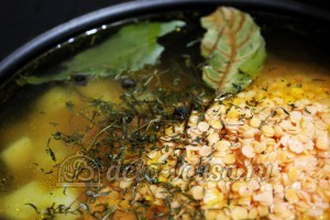 Суп из чечевицы в мультиварке: Кладем ингредиенты в чашу мультиварки