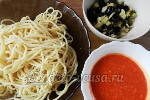 Макароны с томатным соусом и маслинами: Все ингредиенты готовы