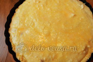 Пирог с вишней и творогом: Смазать пирог взбитым желтком