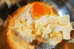 Пирог с вишней и творогом: Добавляем яйцо