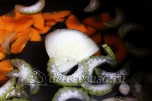 Суп из чечевицы в мультиварке: Кладем овощи в мультиварку