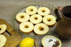 Яблоки в сиропе: Сложите яблоки в форму