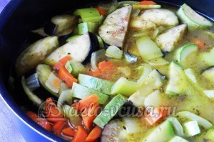 Курица под овощами: Тушим овощи в бульоне