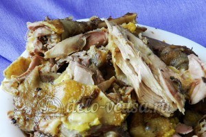 Курица под овощами: Курицу разобрать на порционные кусочки