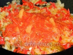 Яичная лапша с мясом и овощами: Добавить томатный соус