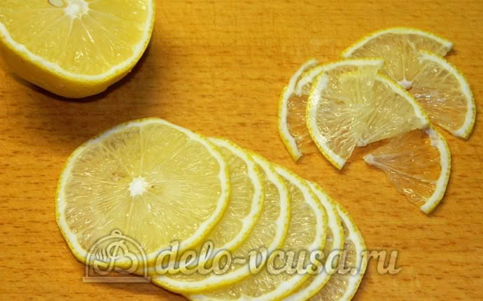 Треть лимона нарезана тонкими дольками для соуса