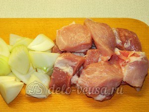 Щи с фрикадельками: Мясо и лук нарезать кубиками