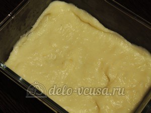 Пирог с черникой и кремом: Выложить крем в форму