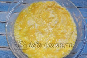 Апельсиновый чизкейк: Добавить апельсиновую смесь в форму