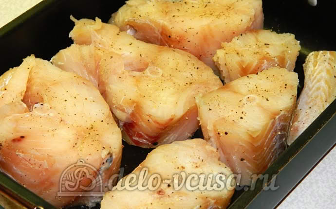 Куски трески в смазанной маслом форме для запекания