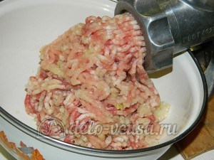 Щи с фрикадельками: Мясо с луком измельчаем в мясорубке